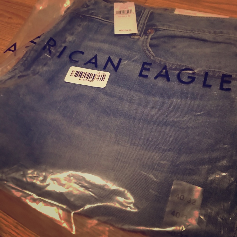 IN PACKAGE. Men’s American Eagle jeans. US 40X32.